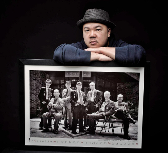 지난 2021년도 한국전쟁 참전용사 단체사진 대형달력을 제작했을 당시의 라미 현(본명 현효제) 사진작가.